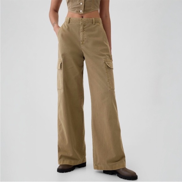 GAP Pants - NWT‎ GAP Mid Rise Cargo Baggy Khakis - Size 6 🩷 #518140